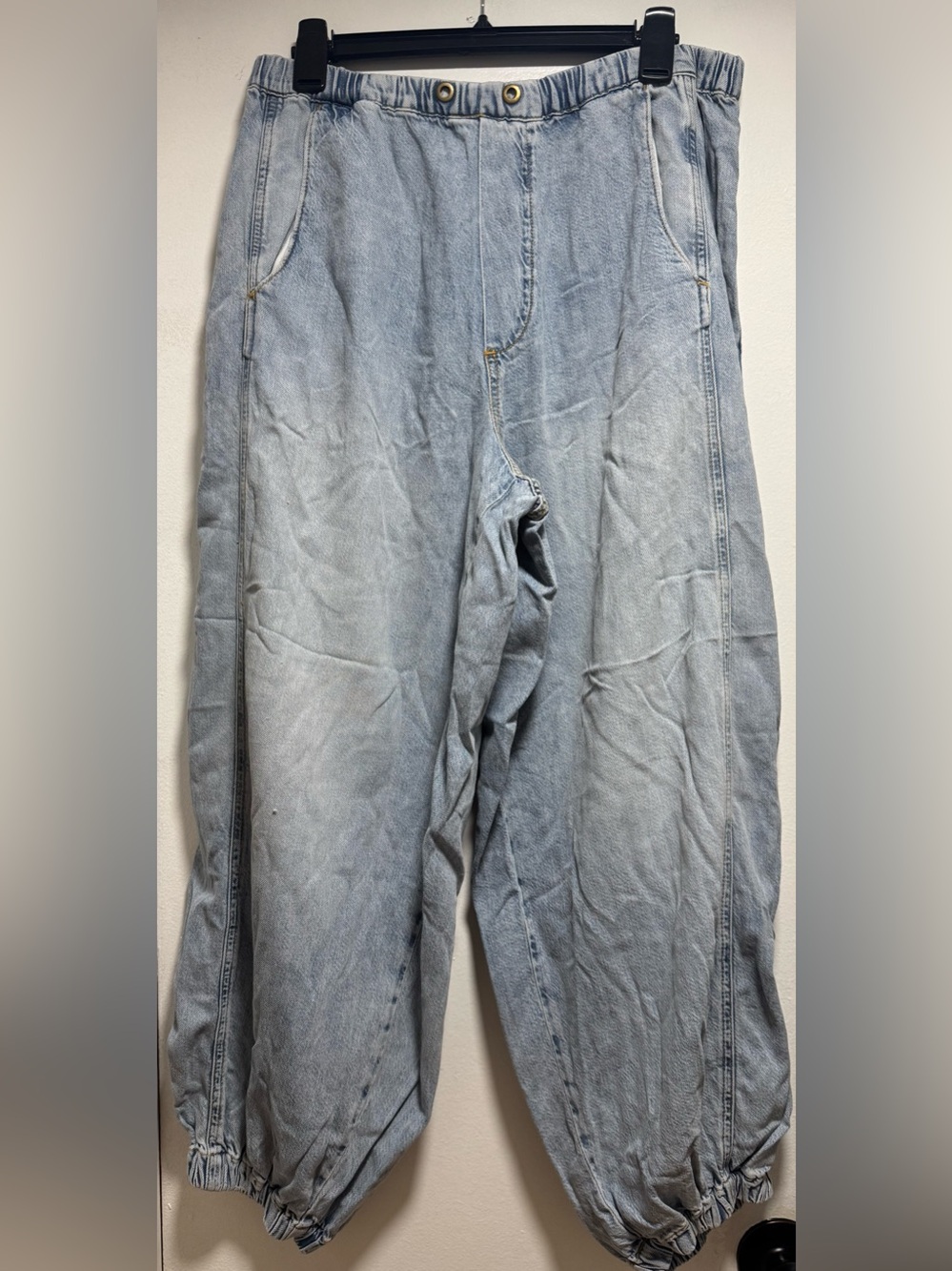 Pilcro Beachy High-Rise
Parachute Jeans. Price firm - Picture 9 of 12